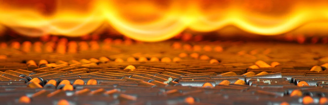 Bolzen laufen unter Flammen durch die eigene Brückner-Härterei